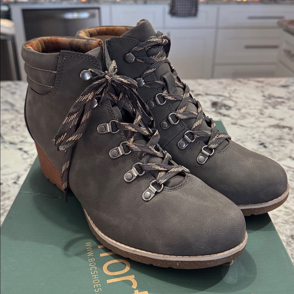 b.o.c. Alder Women's Lt. Gray Lace-Up Ankle Boots